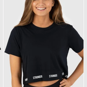 Stronger cropped t-shirt - En helt oanvänd tröja från stronger👌🏼 Orginalpris 299kr nypris 199kr👍🏼