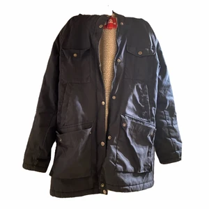 Fjällräven - Fjällräven jacka MED LUVA som är perfekt till vintern. Snygg marinblå förg och går under rumpan. Supervarm med teddy fodring