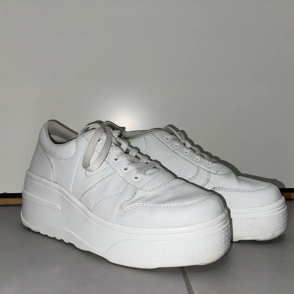 White chunky sneakers, worn for a short while, but still in a very good shape . Skor.