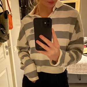 Tröja  - Jätte snygg kroppad "skjorttröja" från Gina tricot💗 Tröjan är oversize då jag i vanliga fall bär S. Passar till det mesta, men kommer tyvärr inte till användning. Skriv för mer info!