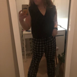 Väst  - Säljer även denna svarta V ringade vädt ifrån h&m. Andvänd 1-2 gånger! Köptes för 200kr