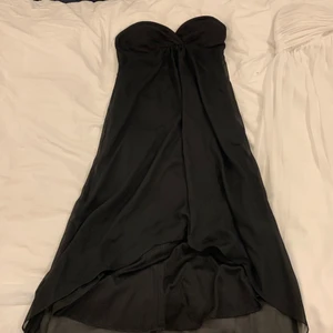 Klänning  - Denna klänning köpte jag för ca ett år sen och den är super skön men den har aldrig kommit till användning och prislappen sitter kvar. Köpte den för 399kr på outlet. Det följer med genomskinliga band om man vill ha det så den inte åker ner. Det är ett luftigt material. Det finns inga skador eller slitningar på klänningen och den är som ny. Har bara testat den. För mig som är 160 cm så är den i perfekt längd då den är lång men den släpar inte när jag går. Det finns en dragkedja på ryggen.