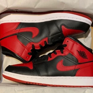 Air Jorden 1 Mid Banned - Säljer mina jordens som har används fåtal gånger. Har inte kommit till användning. Jättebra skick, ser ut som nya!