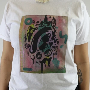 Rosa & grönt screentryck  - Handgjord screentryck T-shirt. Frakt: 48kr 