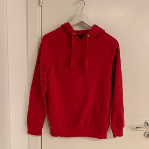 Röd hoodie - Hoodie från Gina Tricot i strl XXS som är mer mot XS hållet (lite större i storlek). Fint skick. 