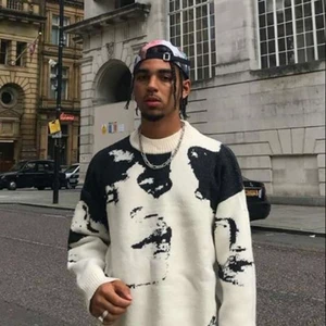 Stickad tröja.  - En stickad tröja med tryck på. Den är använd i ca 1 månad och är i fint skick, och har ett fåtal små maskor som knappt är synliga. Varm och skön, sticks ej. Köpte den för 499kr. Hör gärna av er om ni har fler frågor😊