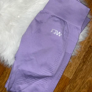 ICIW Tights  - Säljer dessa super fina träningstights från ICIW. Väldigt sparsamt använda. Storlek L men ganska små så passar bättre M. 150kr plus frakt💜💜💜