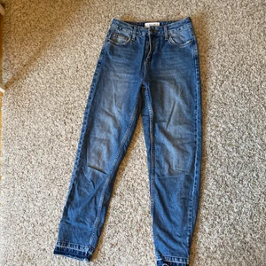 Mom jeans 26/30 - Säljer   Flyttrensning- Massvis med kläder till billiga priser!!   Från 5kr  jag samfrakrar så kolla gärna mina andra annonser!   Kan skicka med frimärken eller spårbart, Frakt priset baseras på paketets vikt! Jag ansvarar inte för postens hantering av paket.   Kontakta mig vid frågor :) 