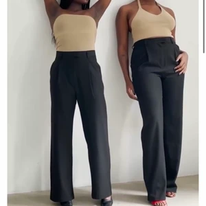 Djerf avenue favorite pants black  - Kostymbyxor från djerf avenue, säljs pga för små för mig så ska beställa större storlek, nedsydda ungefär 4cm (går att sy upp om man så vill (lånade bilder pga för små för mig) 