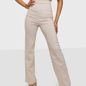 high waist byxor - helt nya kostymliknande byxor ifrån nelly i storlek S, jättefina men aldrig kommit till användning. köpt för 399 kr! 