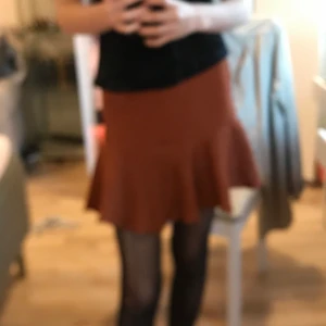 Kjol🤎🧡 - Superfin kjol, jättebra skick. Ifrån Monki. Storlek: S. Säljer kjolen för 50 kr🤎🧡+ frakt 🚚 