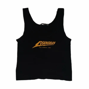 coolt linne - snyggt brandy melville linne som inte finns längre! oranges tryck på framsidan och passform ses på andra bilden💕 närmare på trycket ses även på sista bilden då det är lite slitet men ingen större fara💕 älskar verkligen detta linne men den kommer ej till användning, hoppas någon av er vill köpa!