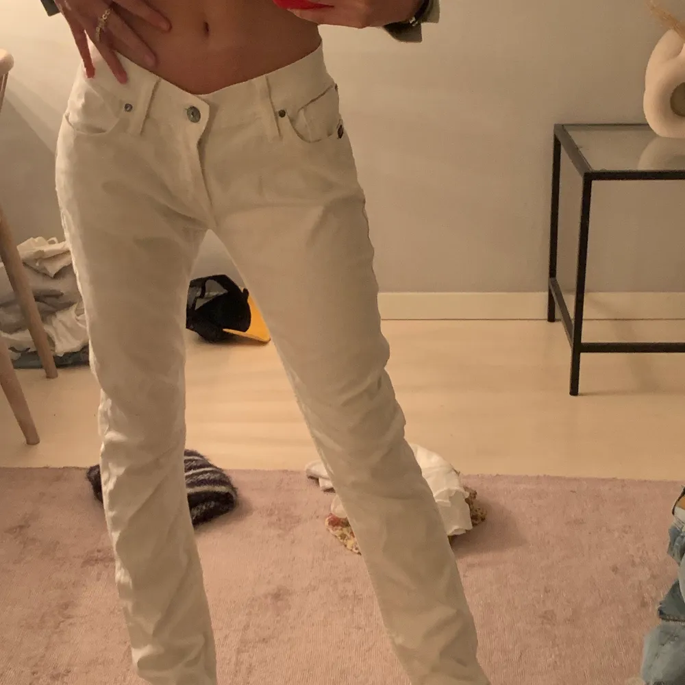 Säljer mina low rise jeans från tiger of Sweden pågrund av att de inte riktigt har kommit för någon användning, strlk 34❤️ kostar runt 2000kr säljer mina för 350kr+!  Jeansen är i bra skick har inget fel. Vid rumpan har jag ritar in stjärnor, vilket gör att priset sänks ganska mycket! ❤️. Jeans & Byxor.