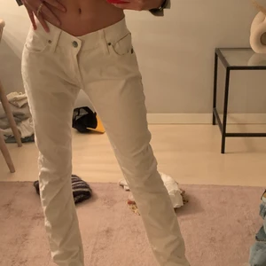 Low rise  - Säljer mina low rise jeans från tiger of Sweden pågrund av att de inte riktigt har kommit för någon användning, strlk 34❤️ kostar runt 2000kr säljer mina för 350kr+!  Jeansen är i bra skick har inget fel. Vid rumpan har jag ritar in stjärnor, vilket gör att priset sänks ganska mycket! ❤️