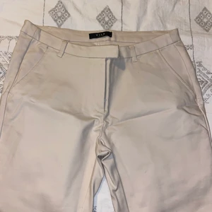 Kostymbyxor - Sköna kostymbyxor som sitter snyggt från vila. Byxorna är S men skulle även passa M.  Kontakta vid frågor eller intresse💕