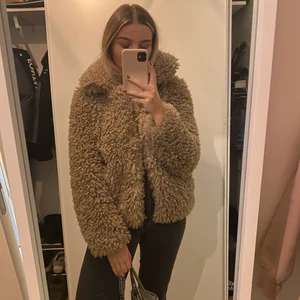 TEDDY JACKA - Beige/brun teddyjacka från Zara. Sparsamt använd så i fint skick!💕💕