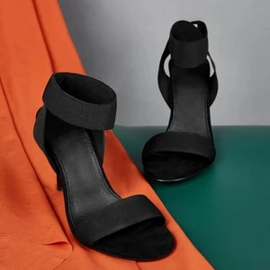 Skor med hög klack (ca 10 cm) - Säljer dessa supersnygga högklackar då jag köpte två olika för att veta vilken som satt bäst. Skorna är aldrig använda och dessutom riktigt sköna.