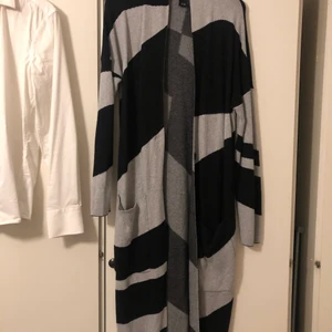 Lång mjuk kofta cardigan kappa Lindex  - Så snygg lång mjuk kofta cardigan kappa med en knäppning och fickor. Från Lindex. Strl xs/s. 