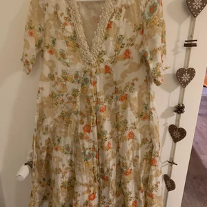Cottagecore klänning - Jättefin beige klänning, broderi runt urringningen. Går till knäna på mig som är 160, kjolen har en liten high-low effekt. Jättemjuk och perfekt om man gillar cottagecore/light academia