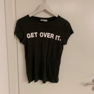 Grön t-shirt  - Grön t-shirt i strl XS (passar S också) i skönt tyg och med tryck fram. Knappt använd. 