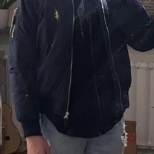 Bomber jacka mörkblå - Jag säljer min mörkblåa bomber jacka som jag inte använder. Den är använd några få gånger men i jätte fint skick. Köpare står för frakt.