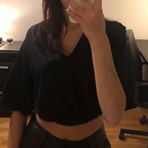 Svart top - En snygg croppad topp i svart. Plagget sitter normalt (jag är 175 cm lång). Har använts ett fåtal gånger. Ingen retur. Alla plagg som säljs tvättas noga innan leverans! Det är bara att skriva om du har några frågor! <3
