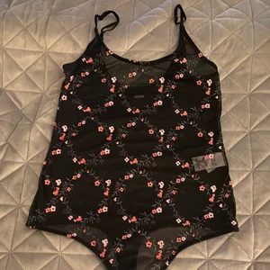 Genomskinlig blommig body🌺 - Genomskinlig blommig body från Bikbok i storlek S. Använd några gånger men är i gott skick. 