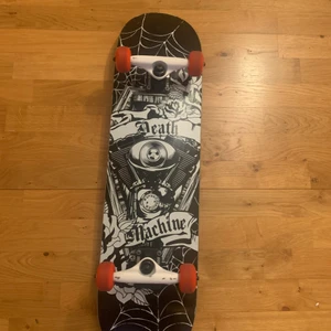 Skateboard  - Säljer min skateboard då den tyvärr inte används så mycket, köparen står för frakt:)