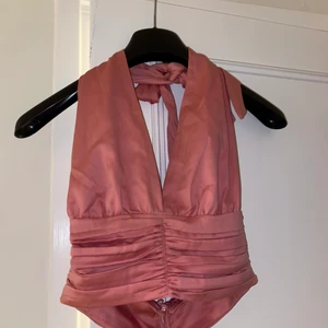 Rosa festtopp - En skitsnygg rosa topp från gina perfekt till när man ska iväg på fest eller liknande. Aldrig använd❤️