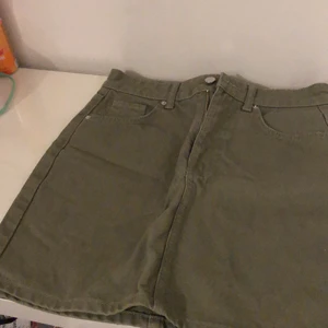 jeanskjol - säljer min jättesnygga jeanskjol från gina, inga tecken på användning, endast spårbar frak 66kr💗