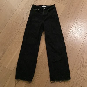 Högmidjade svarta jeans, raka & vida  - Intressekoll på dessa svarta raka och vida jeans från lager 157, modell lane. De är högmidjade och slutet av benen är klippt och trådigt (var så när jag köpte dem). De är inte använda så mycket, då jag använde mina blåa lane mer. De är i bra skick och ser inte använda ut. Storlek XXS. Nypris 300kr, säljer för 130kr, kanske går att pruta något. Frakt ingår ej. Kan skicka fler bilder vid intresse. 