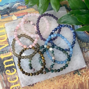 armband kristaller <3 - Tillverkar och säljer armband av kristaller! alla armband i chips kostar 55kr styck (förutom rökkvarts som kostar 79), och alla i pärlor 69kr styck 😇 på bild 3 ser ni vilka sorter som finns :D finns även blå apatit i pärlor!! 🥰 om ni är intresserad av kristallernas egenskaper så är det bara att skriva till mig och fråga <3 jag tillverkar även halsband, ringar, örhängen och hängen av kristaller :) finns massa fler smycken på min sida så kika gärna på det! samfraktar gärna från olika annonser! 💛 