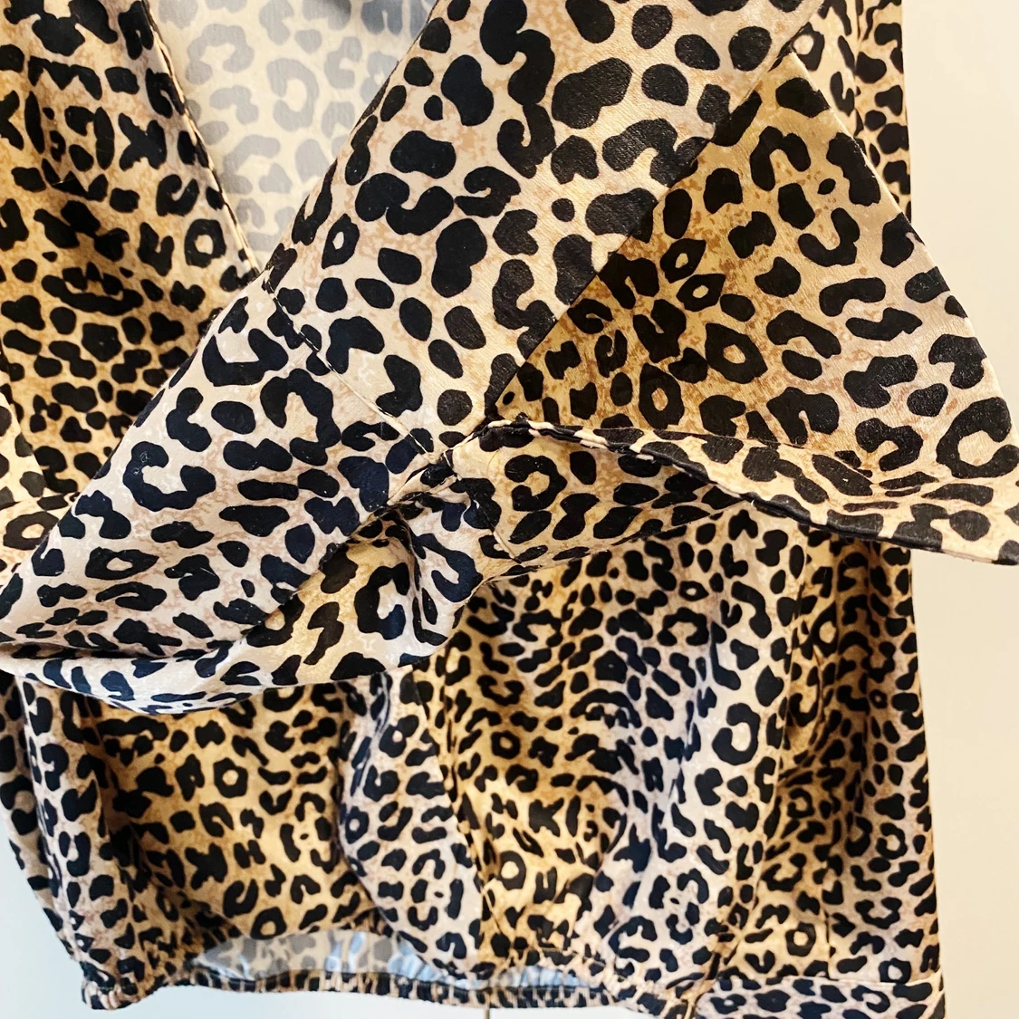 Leopard blus med resår från NA-KD  - 90