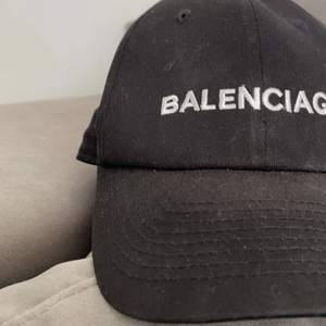Helt ny keps inspirerad av balenciaga. Färg svart. Passar både dam och herr 