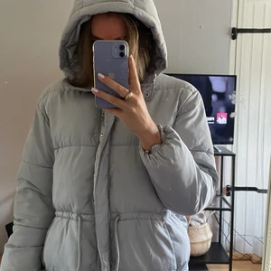 Vinterjacka - Säljer nu min mysiga vinterjacka från H&M! Den är väldigt ljust blå, och går att knyta i midjan ifall man vill det. Det är bara att skriva för mer info/bilder!💜💘