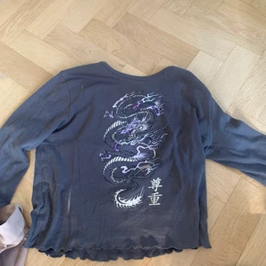 Tröja  - Säljer min tröja från newyoker. Så gott som oanvänd. Super snygg o passar bra till ett par lågmidjade jeans 