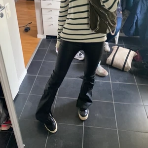 Skinnbyxor - Säljer dessa slutsålda trendiga skinnbyxor köpta från stradivarus för 279 kr💕 möts upp i Stockholm eller fraktas 