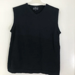 Väst - Svart stickad väst köpt second hand! 100% bomull! Storlek M (mansstorlek)