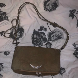 Zadig & volataire mocka brun väska - Säljer denna fina bruna mocka väska frpn Zadig & voltaire. Fråga om de något ni undrar över💕💕💘