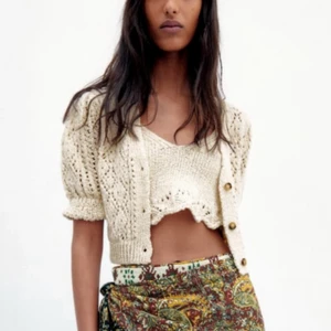 Stickad kofta från Zara  - Så fin stickad kofta från zara i storlek S, puffiga ärmar och knappar framtill