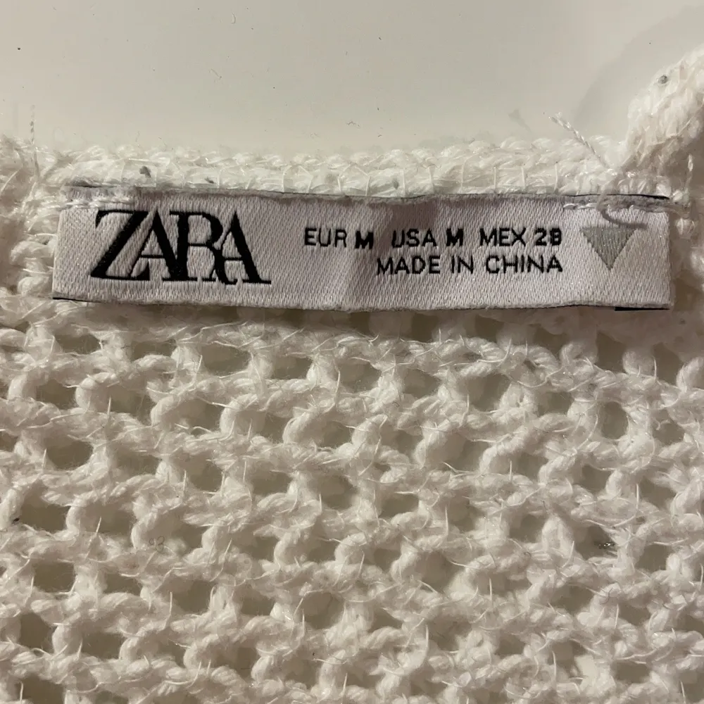 Ett superfint virkat zara linne som tyvär inte kommit så mycket till användning. Köpte det för 230kr och är i nyskick. Säljer för 150kr, pris kan diskuteras vid snabb affär.. Toppar.