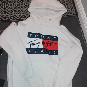 vit Tommy hillfiger hoodie - Skitsnygg fake Tommy hillfiger hoodie men den är i jättebra skick, den är i storlek xs men skulle passa s och m också