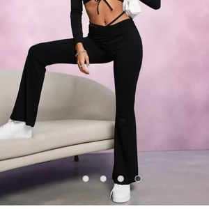 Low Rise flare trousers asos  - Supersnygga byxor från Asos med ”strap” detalj. Använda 2ggr så i superfint skick. 