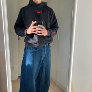 Nike Hoodie Center Swosh  - Center swosh nike Hoodie i fet CW. Mycket bra använt skick, bara lite crackings på tryck och möjligtvis något urtvättat. Sitter TTS M med riktigt skön passform. Bara att skriva vid några som helst funderingar!