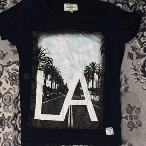 T-shirt - Mörkblå t-shirt med tryck, rätt så använd