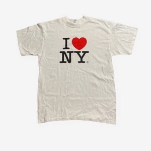 T-shirt  - 2000 t-shirt som är svin snygg men kommer ej till användning! Lite sliten men inget farligt! Den är L och sitter sin bra, jätte fin kvalite! 