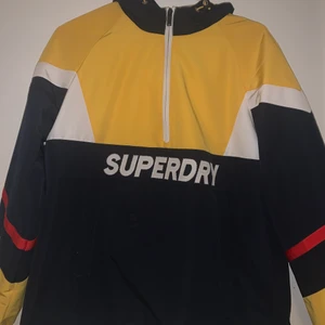 Superdry jacka storlek M - En snygg vårjacka som tål regn, passar både män och kvinnor. Fint skick då den knappt är använd:)