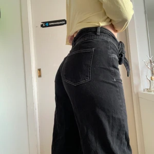 Svarta byxor - Ett par coola svarta byxor, detaljer som vit tråd. Sitter som en smäck, köpte från bershka och är i strl 38🌟