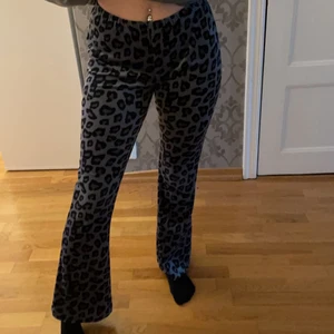 Leopard mysbyxor - Fina och lena bootcut mysbyxor i leopard från hunkemöller. Knappt använda så fint skick. Passar xs/s