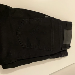 Svarta levis jeans - Svarta levis mile high super skinny jeans i storlek 25, använda fåtal gånger så dem är i fint skick 